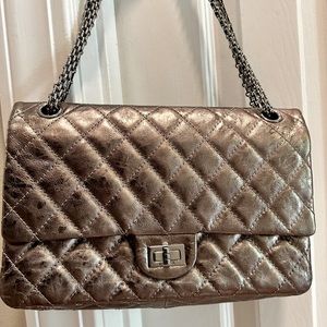 Chanel reissue 226 flap bag . Quilted metallic bronze.